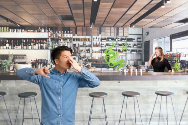 khu sơ chế có mùi hôi nhẹ